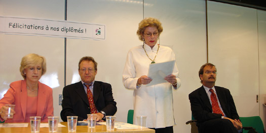 de gauche à droite : Louise Doswald Beck, directrice du CUDIH; Roger Durand; Pierrette Mourgue d’Algue, secrétaire du Prix Henry Dunant; Marco Sassoli, président du CUDIH. 