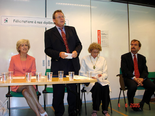 La cérémonie s’est déroulée à l’auditoire Jacques Freymond de l’Institut universitaire de hautes études internationales, en préambule à la remise officielle des diplômes du CUDIH par le recteur de l’université de Genève, le professeur André Hurst, et par la directrice du CUDIH, le professeur Louise Doswald-Beck. 